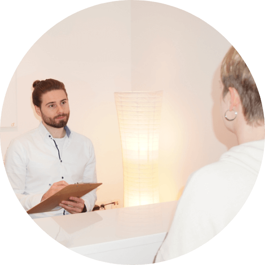 Beratungsgespräch in der Praxis von Heilpraktiker für Psychotherapie Oliver Hox in Köln, Patientin und Therapeut im Dialog.