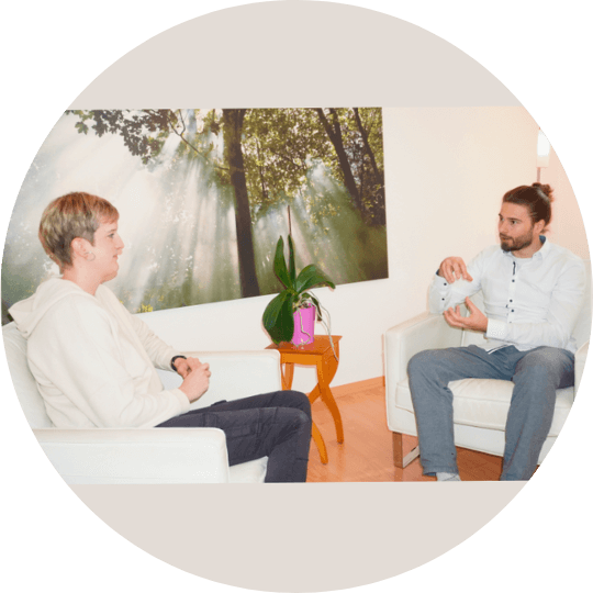Therapiesitzung für Psychotherapie in Köln bei Heilpraktiker für Psychotherapie Oliver Hox, in einem hellen Raum mit entspannter Atmosphäre.